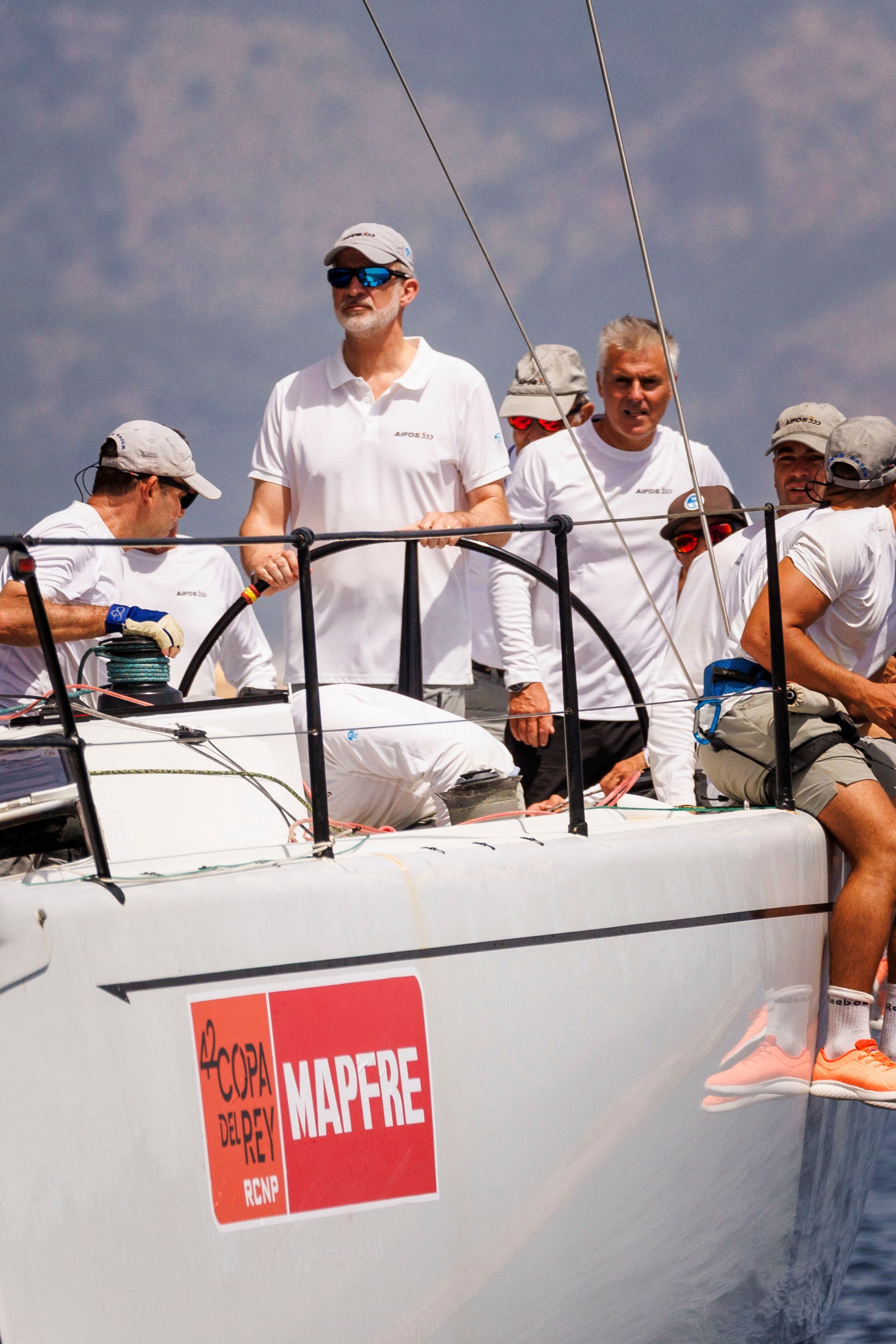 PALMA DE MALLORCA, 28/07/2024.- El rey Felipe VI (c-i) se embarca este domingo en el Aifos para preparar la 42 edición de la Copa del Rey Mapfre de vela que comienza este martes en Palma de Mallorca, en la que el barco de la Armada va a competir en la categoría ORC 0 junto a otras seis embarcaciones. EFE/ 42 Copa de Rey MAPFRE/ Nico Martínez SOLO USO EDITORIAL/ SOLO USO PERMITIDO PARA ILUSTRAR LA NOTICIA QUE ACOMPAÑA/ (CRÉDITO OBLIGATORIO)
