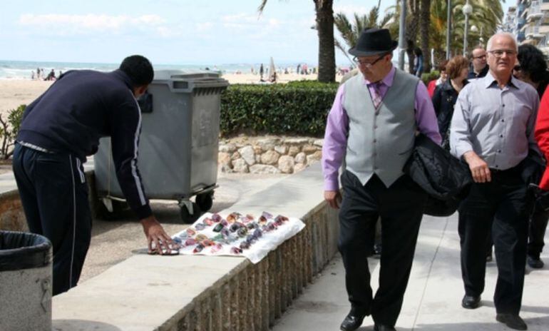 Els marxants preveuen un estiu amb molts més manters que els últims anys.