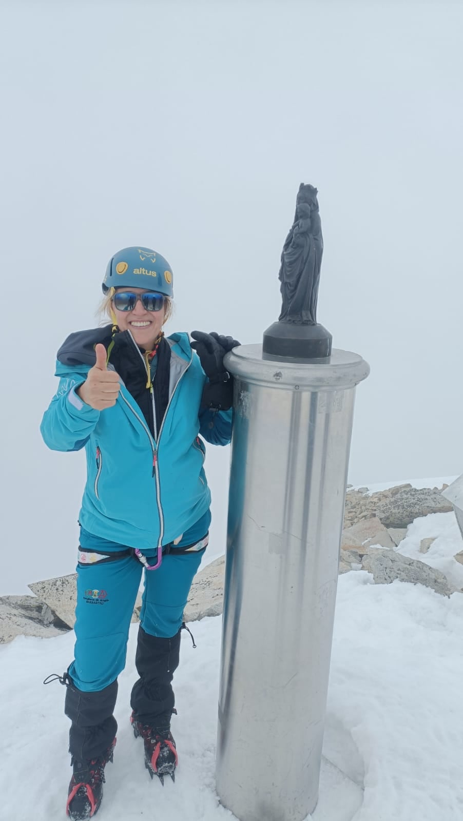 Ixeia Lacau con la imagen de la Virgen del Pilar. Foto: Montañeros de Aragón de Barbastro