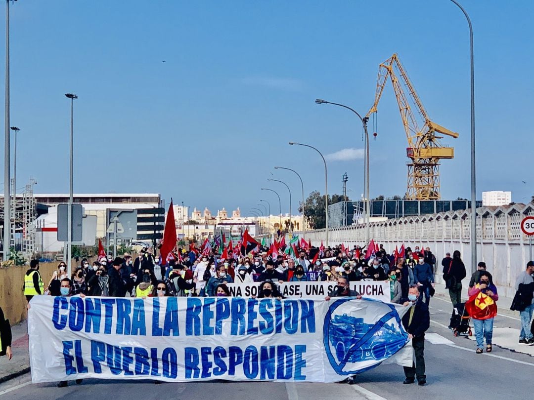 Manifestación contra la represión policial en la huelga del metal