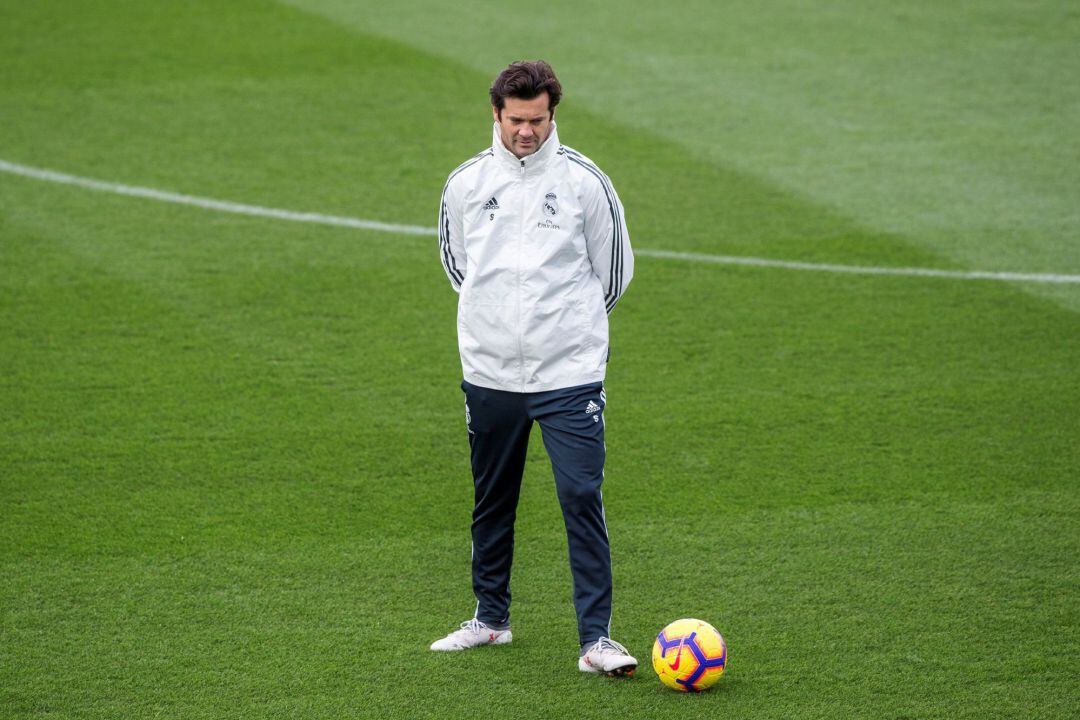 El entrenador del Real Madrid, Santiago Solari, durante el entrenamiento del equipo hoy en Valdebebas de cara al partido de la duodécima jornada de Liga que disputa ante el Celta de Vigo en Balaídos. 