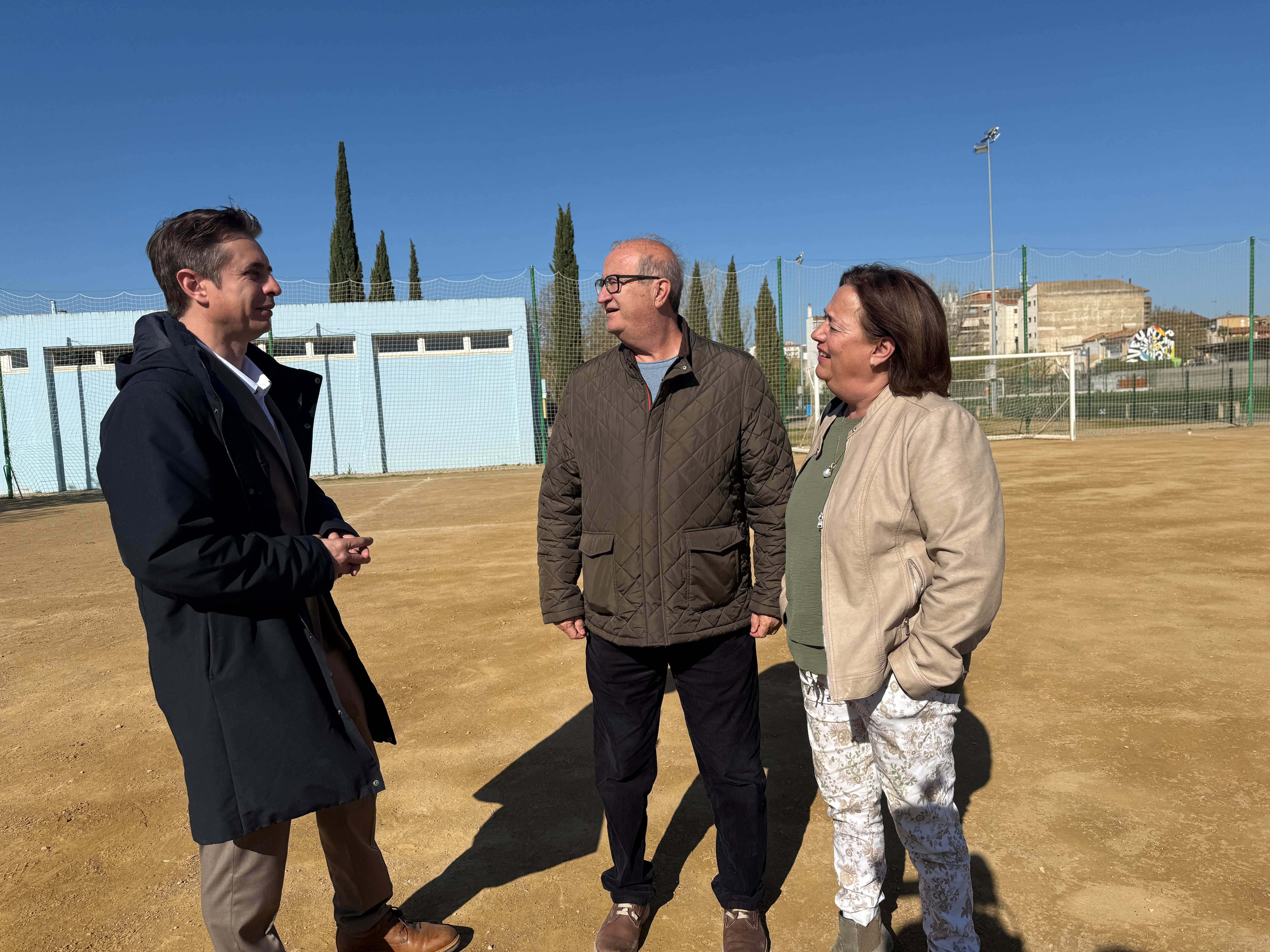 Los concejales socialistas Sarasa, Romance y Gerbás en el campo de tierra de la ciudad deportiva