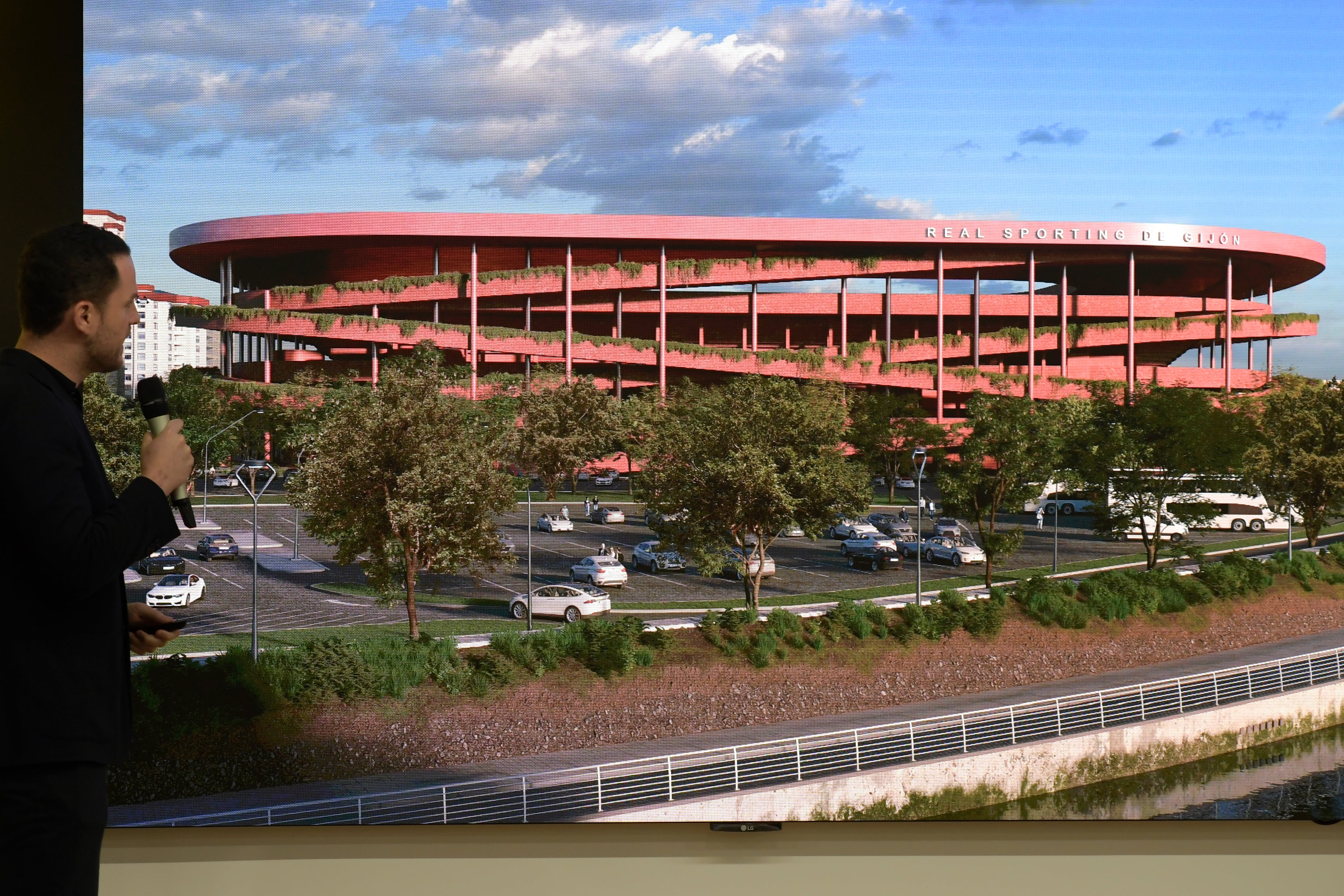 GIJÓN, 10/02/2024.- Presentación del proyecto Asturias 20230 y la renovación del estadio del Molinón, este sábado en Gijón. Un estadio de color rojo, cubierta ovalada, capacidad para 42.000 espectadores y acceso a través de rampas exteriores con vegetación para integrarlo en el entorno son las líneas maestras de un proyecto de reforma de El Molinón presupuestado en unos 150 millones de euros y con el que Sporting quiere optar a ser una de las sedes del Mundial 2030. EFE/Eloy Alonso
