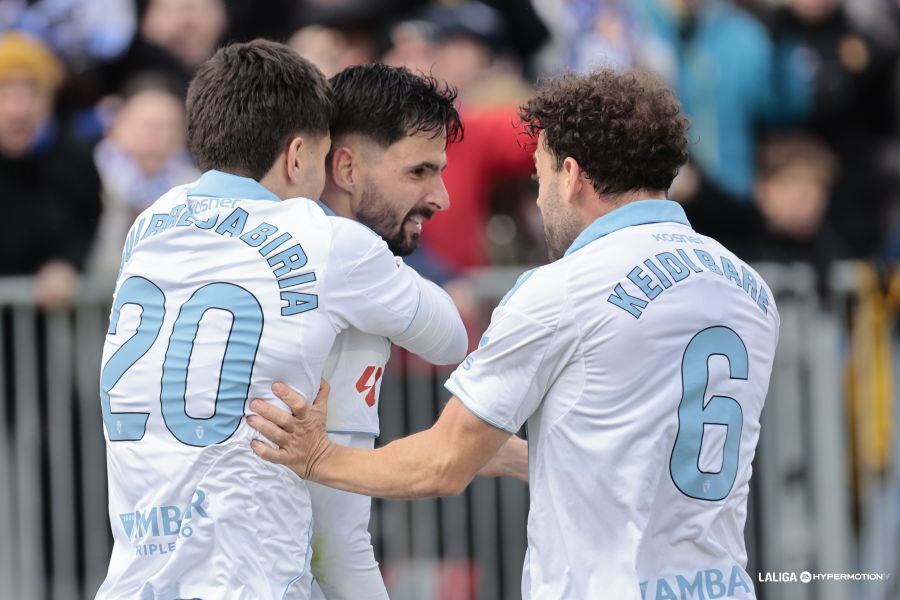 Los futbolistas del Real Zaragoza celebran el gol de Kodro