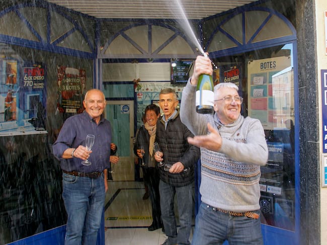 Celebración en la Administración de Lotería de Biar (Alicante) donde ha caído de forma íntegra el tercer premio de la Lotería de Navidad