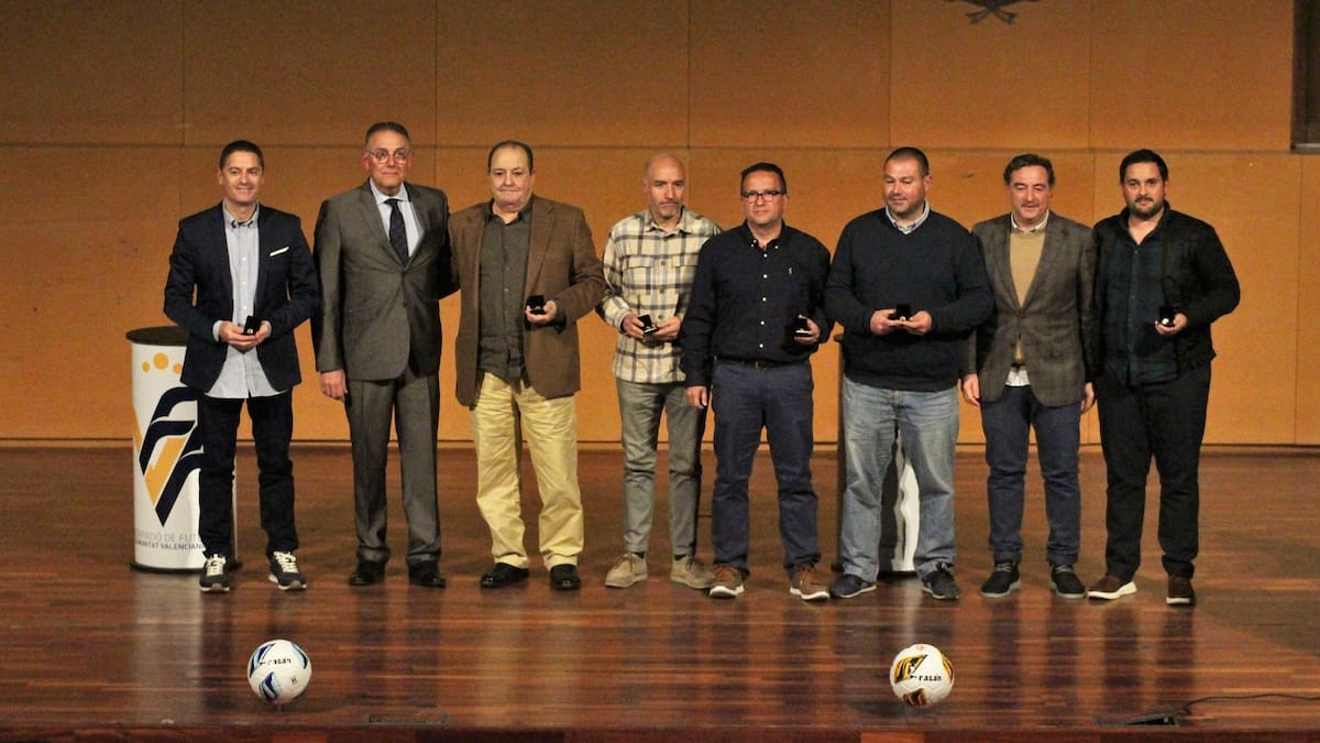 José Fco. "Zubi" Fuster, árbitro eldense de fútbol que sido reconocico por la FFCV por sus 25 años en el arbitraje