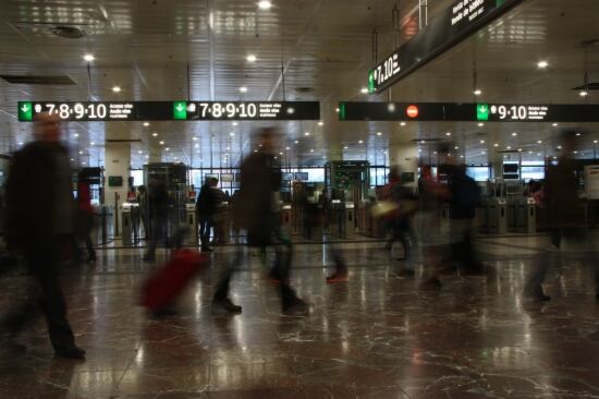 L'accés a les andanes a l'estació de Sants de Barcelona