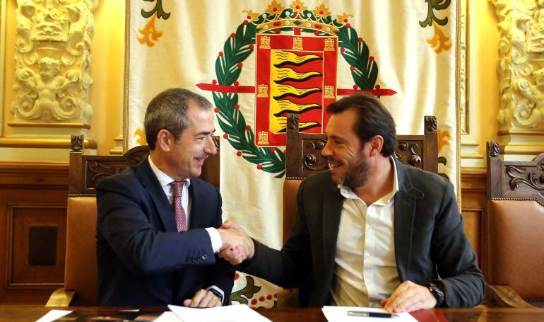 Firma del acuerdo entre el Ayuntamiento de Valladolid y La Caixa