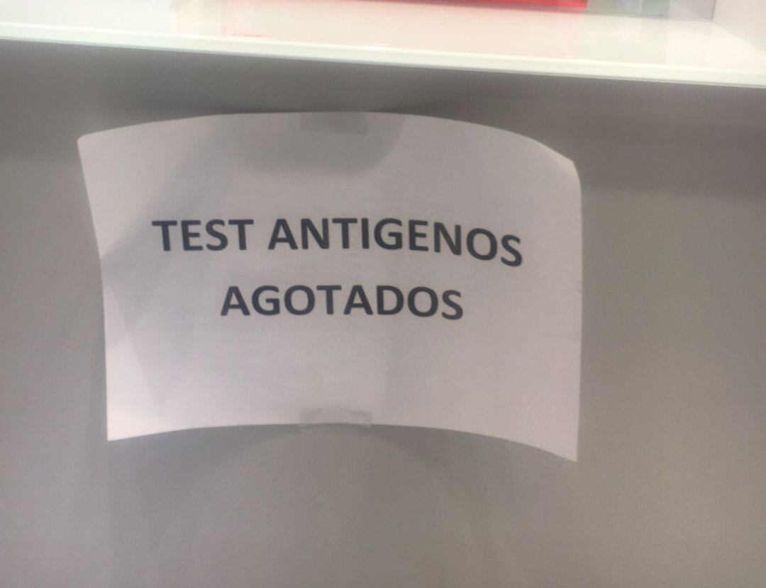 Cartel en una farmacia de Madrid anunciando que han agotado los test de antígenos de la COVID-19