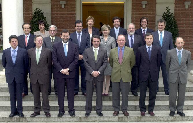 El expresidente del Gobierno, José María Aznar, posa con los miembros de su gabinete al término del Consejo de Ministros celebrado en el Palacio de la Moncloa (Imagen de archivo)