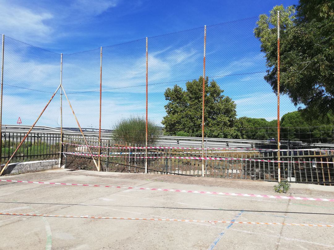 Muro derrumbado en el colegio rondeño Virgen de la Cabeza,en la barriada de la Dehesa