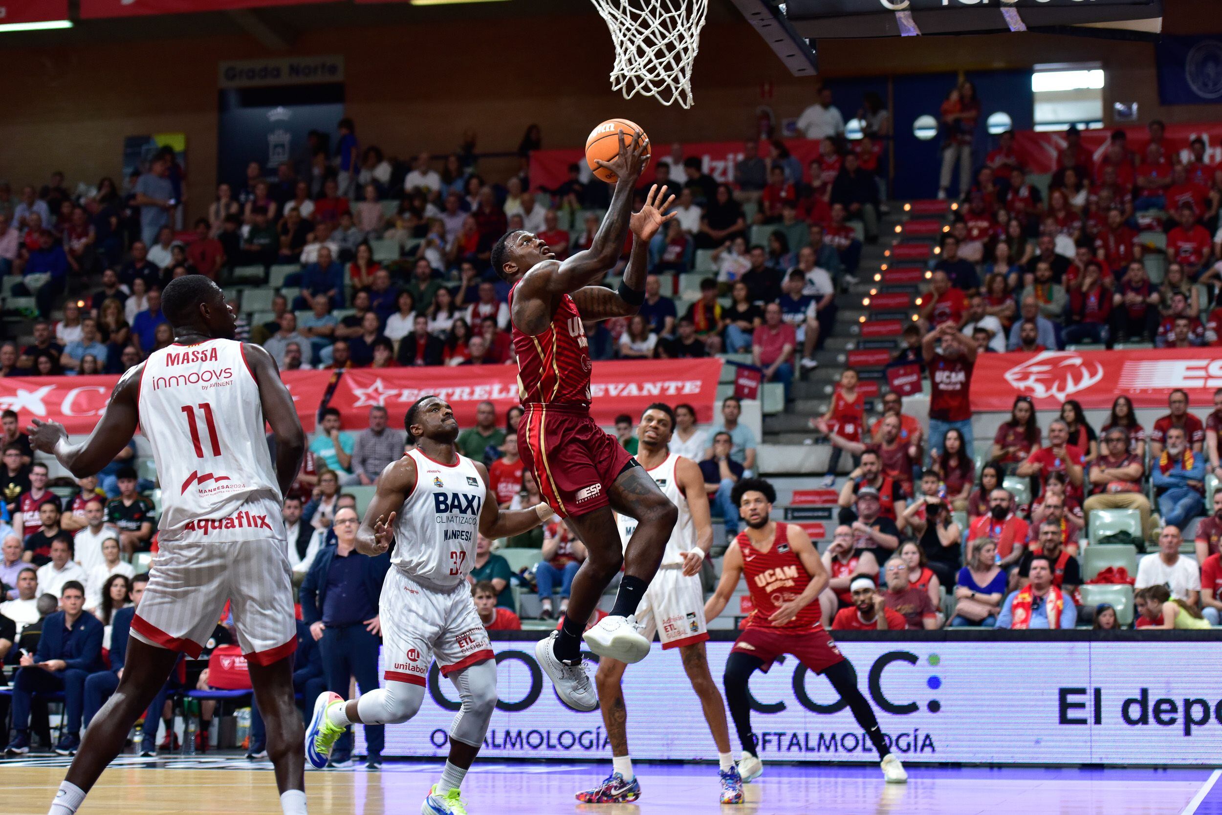 Dylan Ennis, jugador del UCAM Murcia, anota contra Baxi Manresa en el Palacio de los Deportes