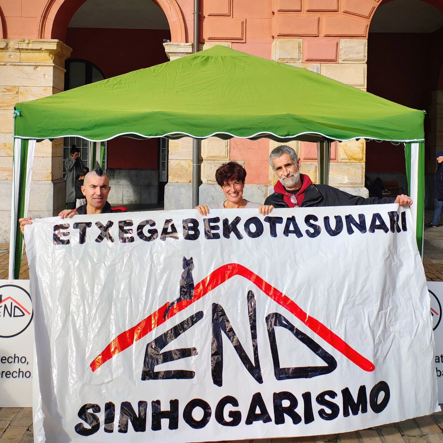 Integrantes de END Sarea en una jornada de recogida de firmas