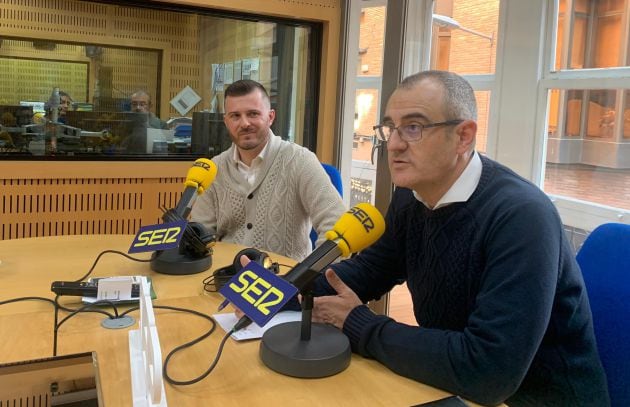 Gustavo Vidal y César Nebot, de la asociación El Duende, en los estudios de Radio Murcia.