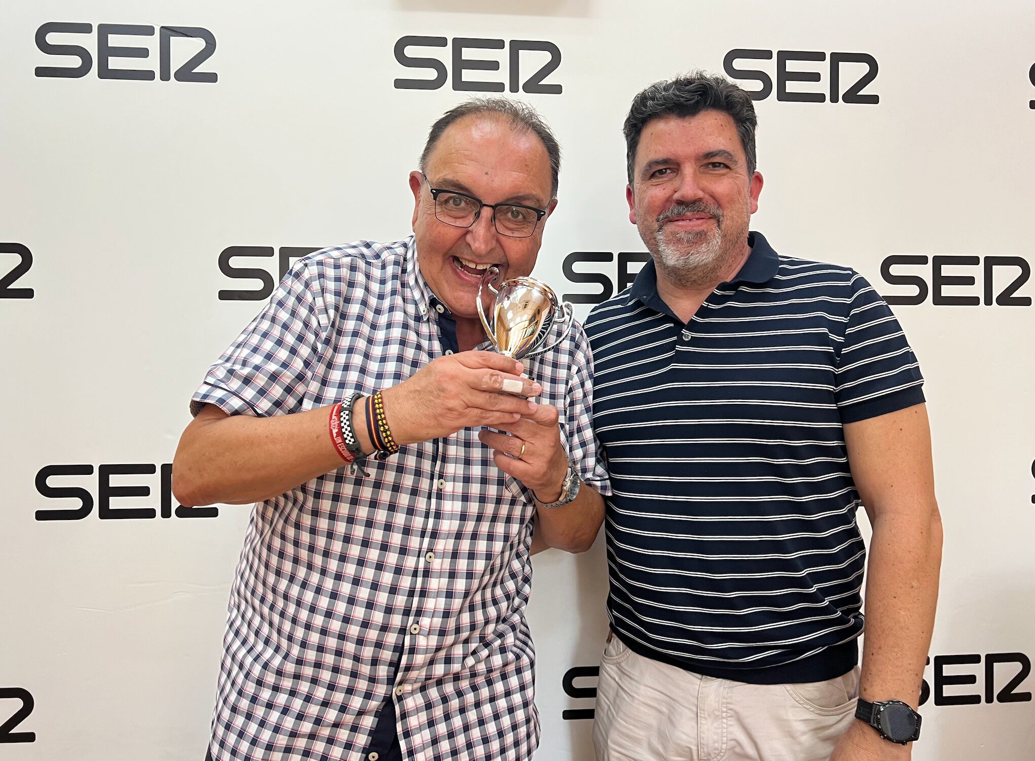 Pepe Pallarés, con su copa de campeón de la porra de la temporada 2021/22, y Txema Almela en SER Deportivos Región de Murcia