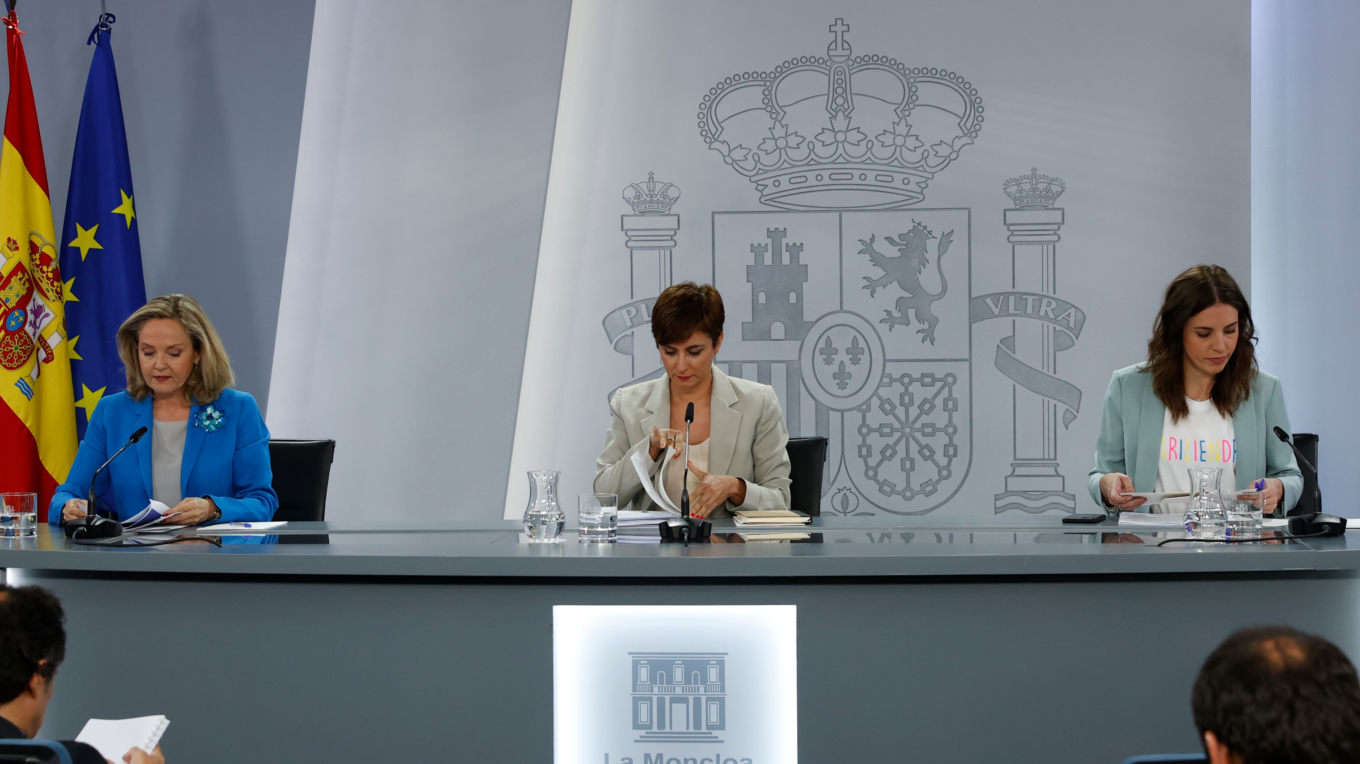 La vicepresidenta primera y ministra de Asuntos Económicos y Transformación Digital, Nadia Calviño (i); la ministra de Política Territorial y portavoz del Gobierno Isabel Rodríguez (c) y la ministra de Igualdad, Irene Montero (d) durante la rueda de prensa tras la reunión del Consejo de Gobierno, este lunes en La Moncloa.