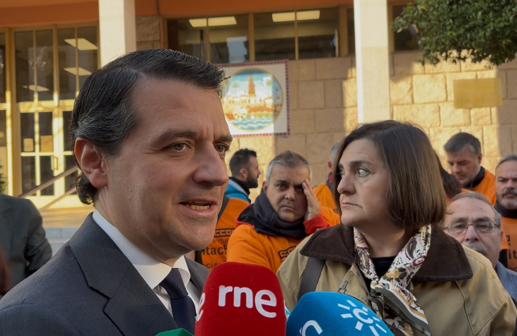 El alcalde de Córdoba, José María Bellido, se encuentra con los trabajadores de Hitachi Energy a las puertas del Ayuntamiento