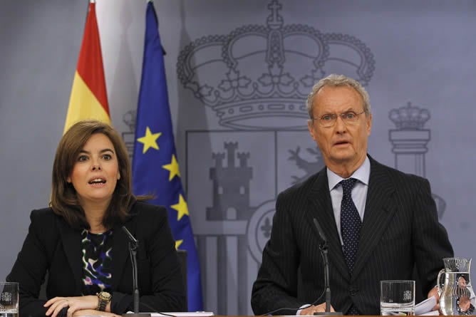 La vicepresidenta del Gobierno, Soraya Sáenz de Santamaría, y el ministro de Defensa, Pedro Morenés, durante la rueda de prensa posterior a la reunión del Consejo de Ministros