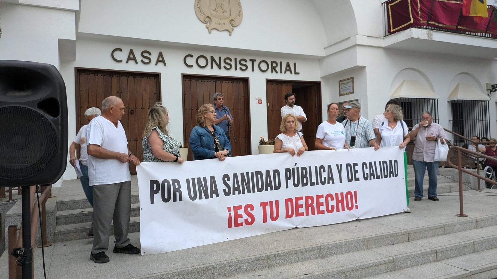 Miembros de la Plataforma comarcal en defensa de la sanidad pública a las puertas del ayuntamiento de Palma del Río.