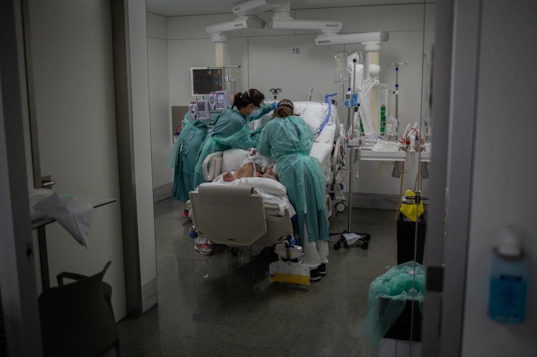 Sanitarias visitan a un enfermo en la UCI