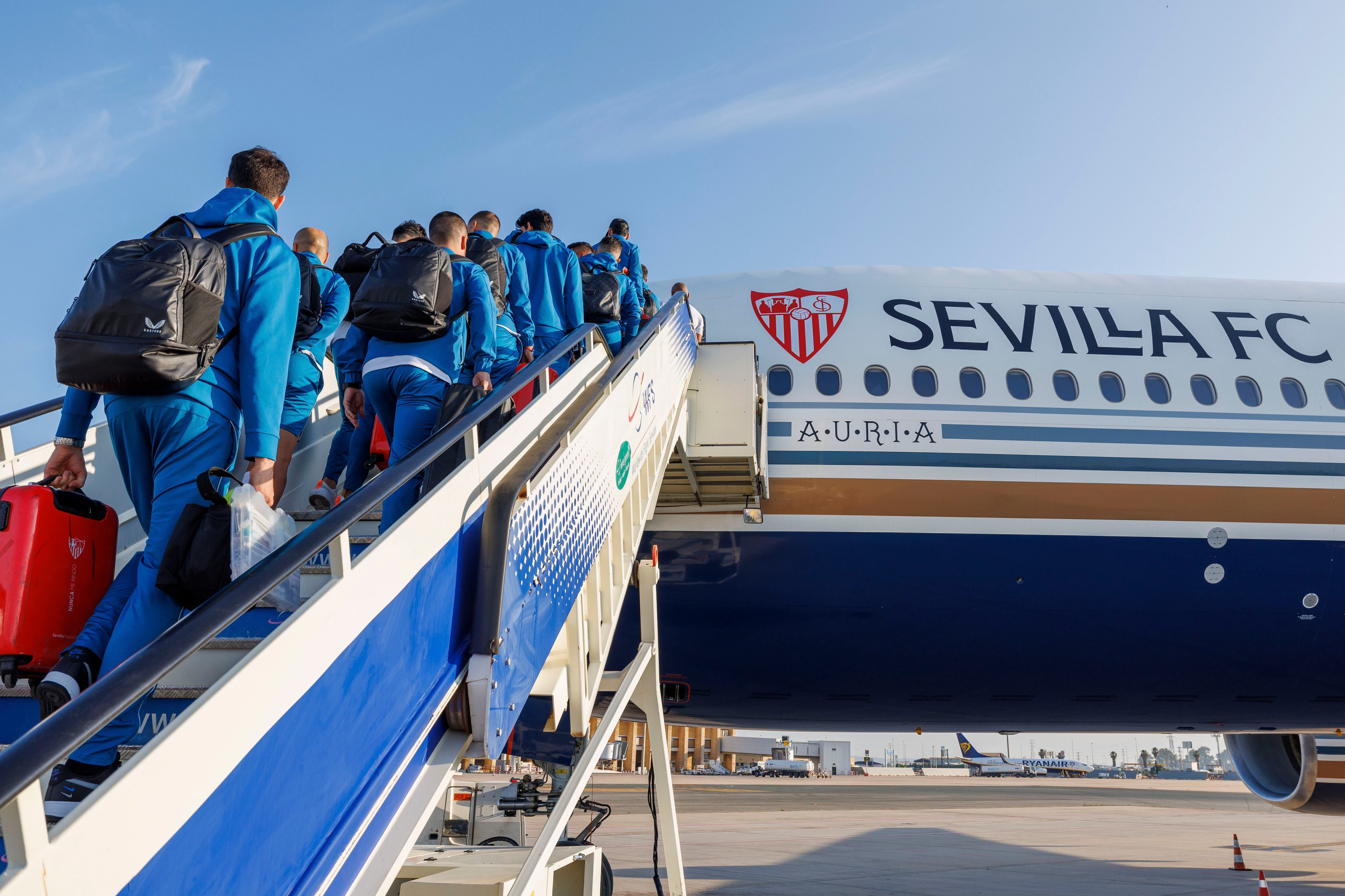 Los jugadores del Sevilla FC embarcan, este martes, en el aeropuerto de la capital andaluza con destino Budapest, donde el miércoles jugarán la Final de la Liga Europa ante la Roma.