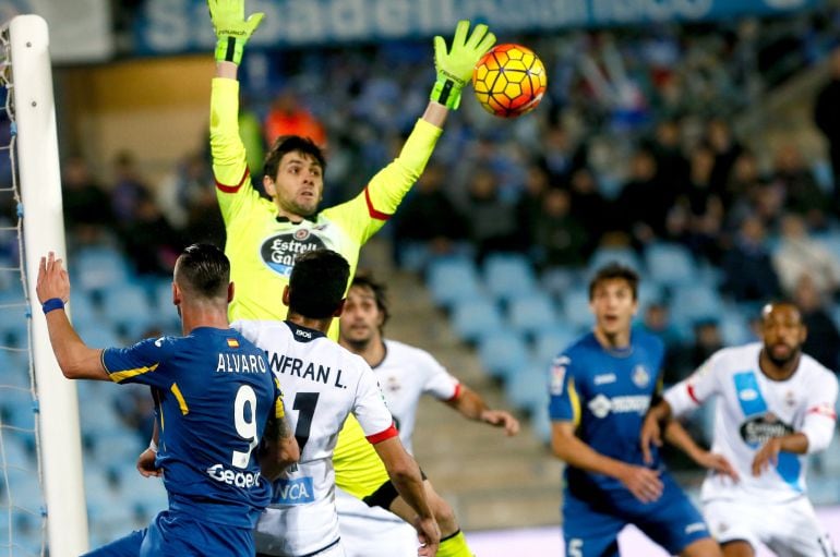 El portero argentino del Deportivo Germán Lux intenta atrapar el balón ante el delantero del Getafe Álvaro Vázquez, en partido de la decimoséptima jornada de liga en Primera División que se disputa esta noche en el Coliseo Alfonso Pérez.