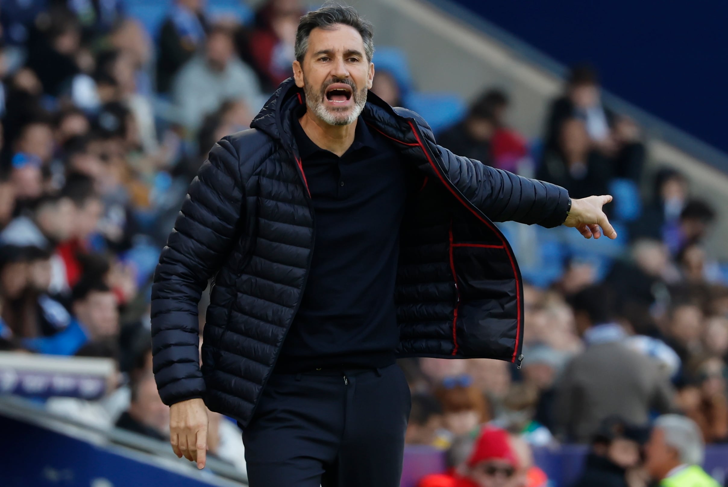 El entrenador del Osasuna Vicente Moreno da instrucciones a sus jugadores contra el Espanyol durante su partido de la jornada 17 LaLiga de fútbol, este sábado en el RCDE Stadium, en Cornellà de Llobregat (Barcelona)