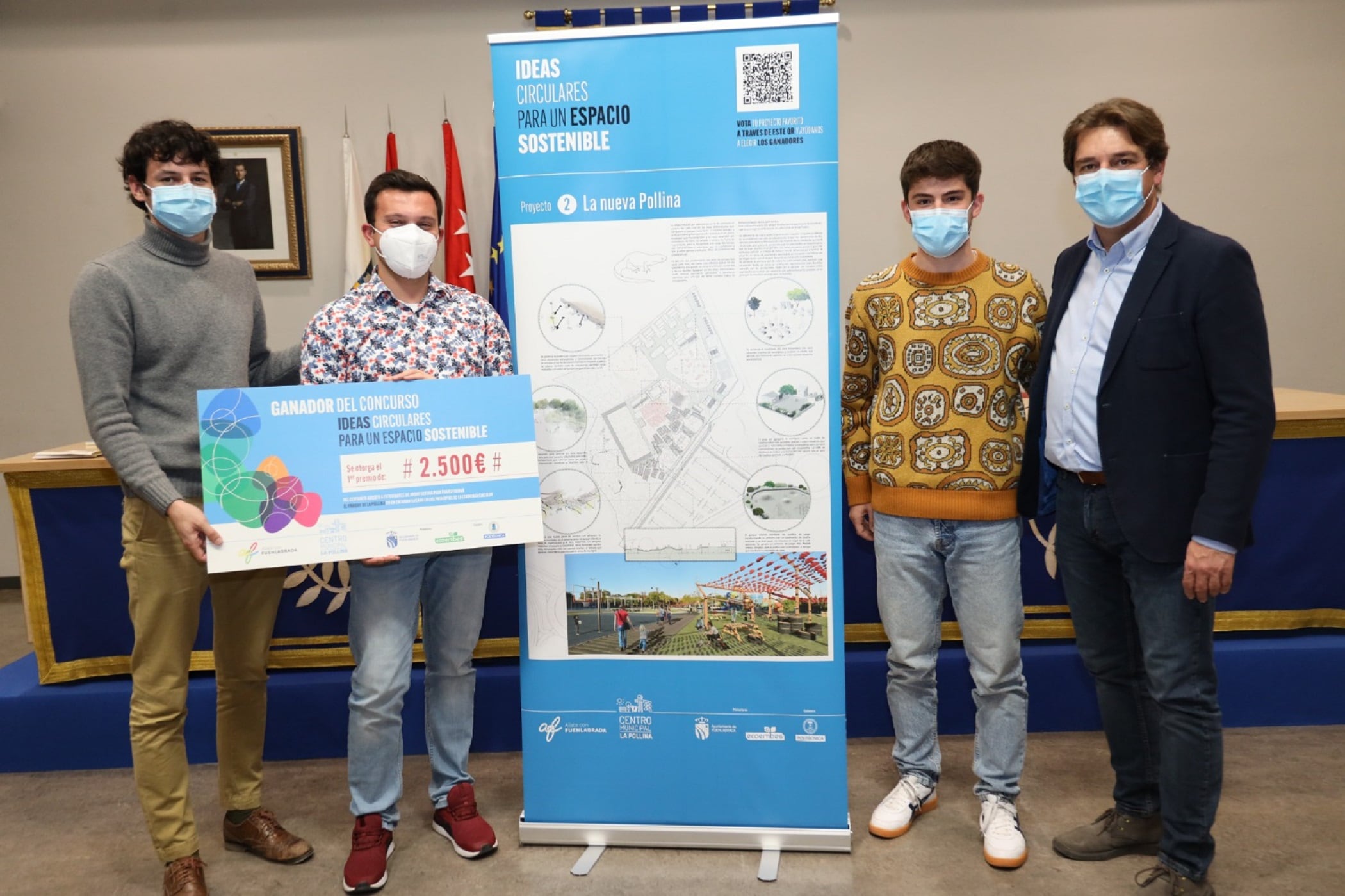 El alcalde de Fuenlabrada junto con los ganadores del Concurso de Ideas para modernizar La Pollina.