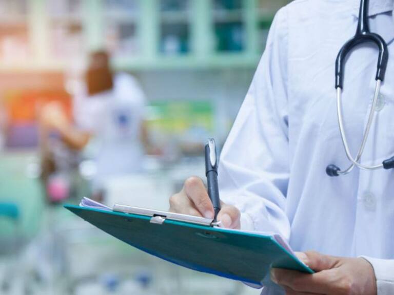 Un médico rellena un historial