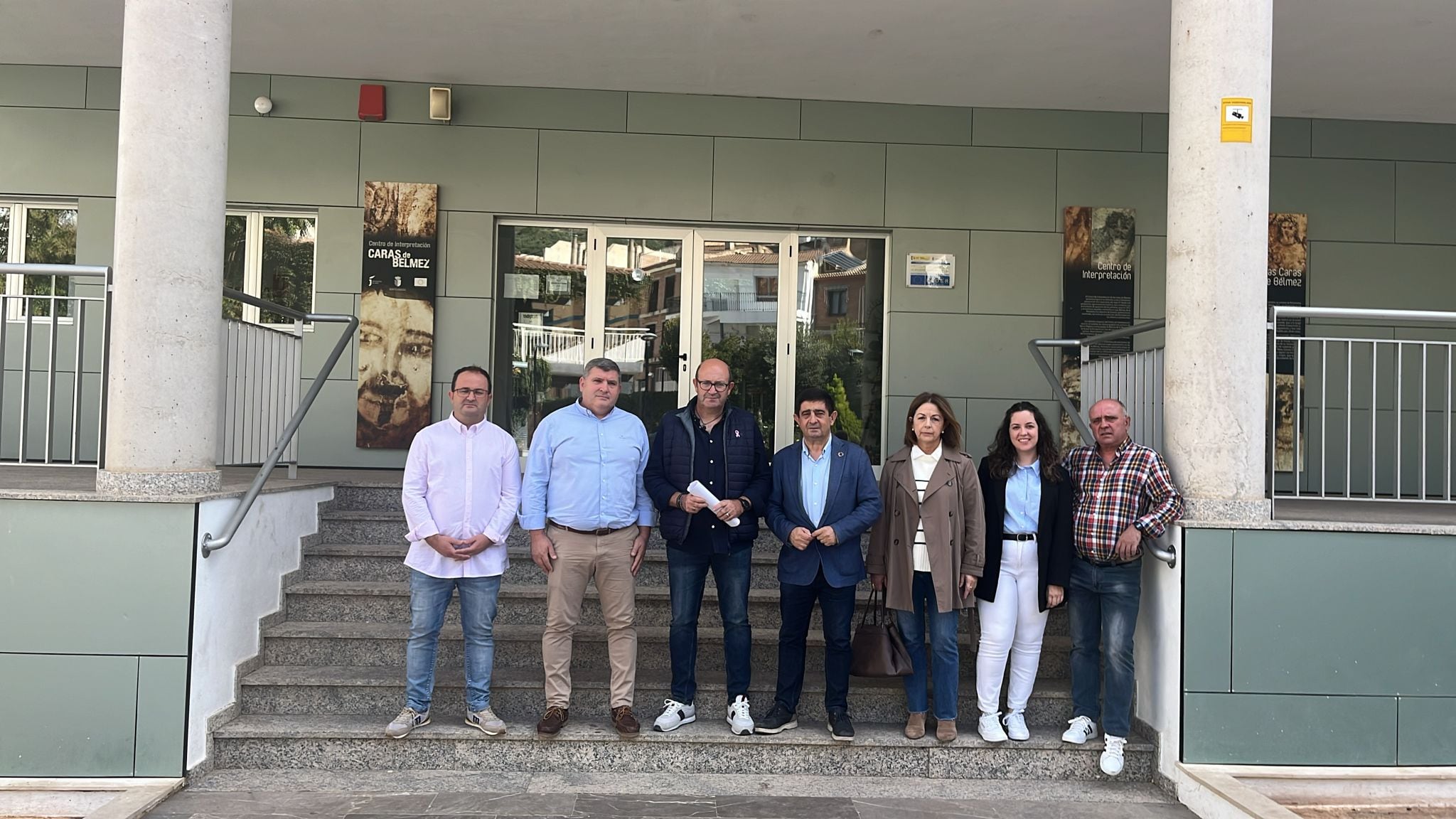 Momento de la visita del presidente de la Diputación, Francisco Reyes, a Bélmez de la Moraleda, ante el Centro de Interpretación de las Caras