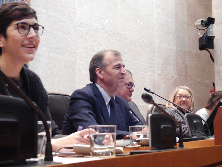 En primer plano, la vicepresidenta Violeta Barba, junto al presidente, Antonio Cosculluela