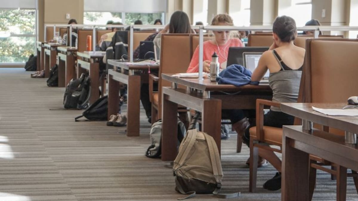 Los estudiantes becados más de medio año en el extranjero no pagan IRPF en España