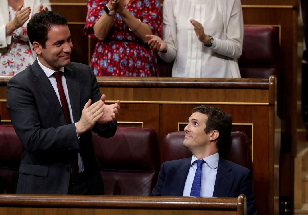 El secretario general del Partido Popular, Teodoro García Egea (i), aplaude a su presidente, Pablo Casado (d), tras su intervención en la primera jornada del debate de investidura que afronta el líder socialista y que puede desembocar en su elección como presidente del primer Ejecutivo de coalición en la reciente historia de España, si cuaja el acuerdo del PSOE con la coalición de izquierda Unidas Podemos (UP).