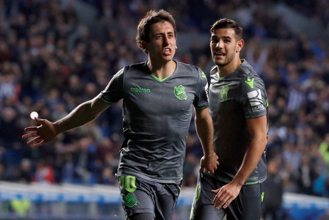 Oyarzabal celebra uno de sus dos goles en la última victoria realista