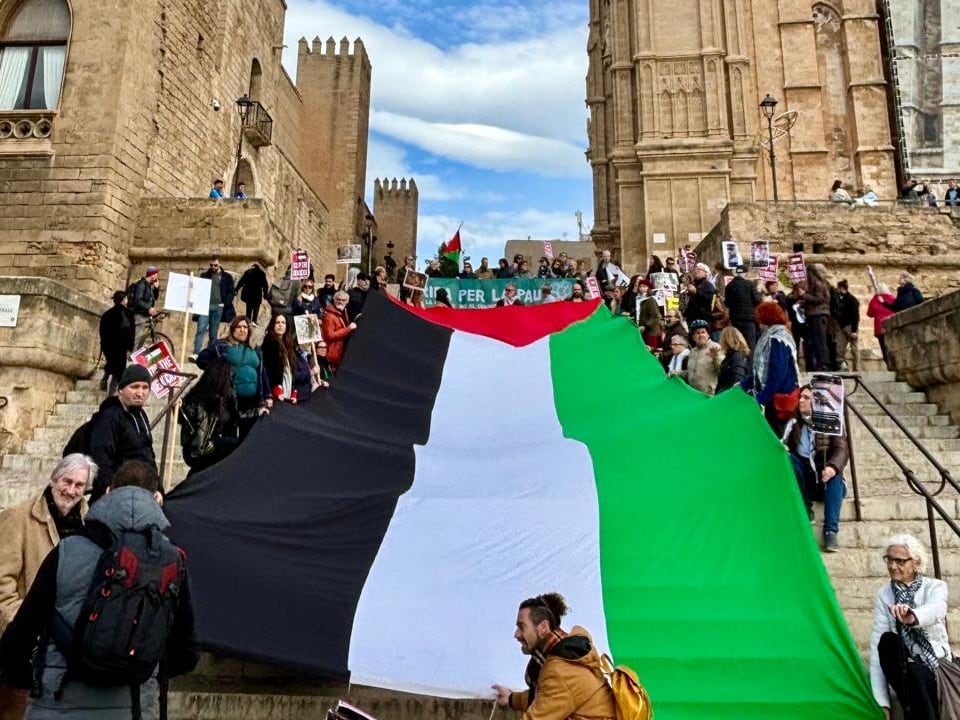 Unas ciento cincuenta personas se han manifestado por Palestina.