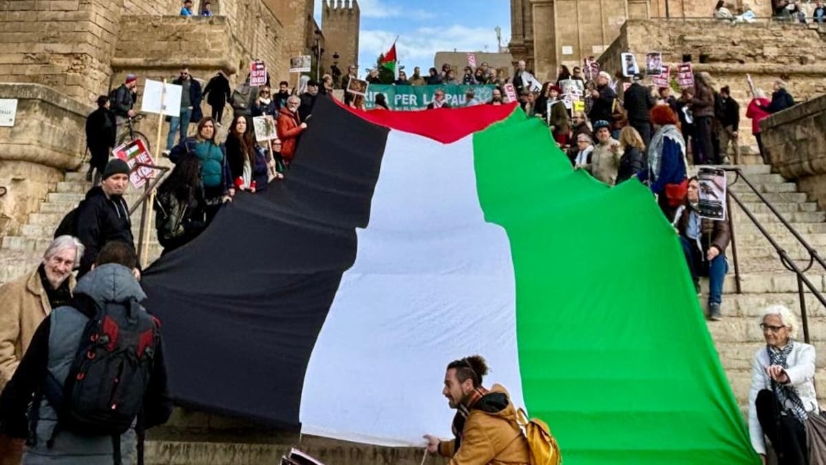 Unas ciento cincuenta personas protestan en la Catedral de Palma contra el genocidio en Gaza