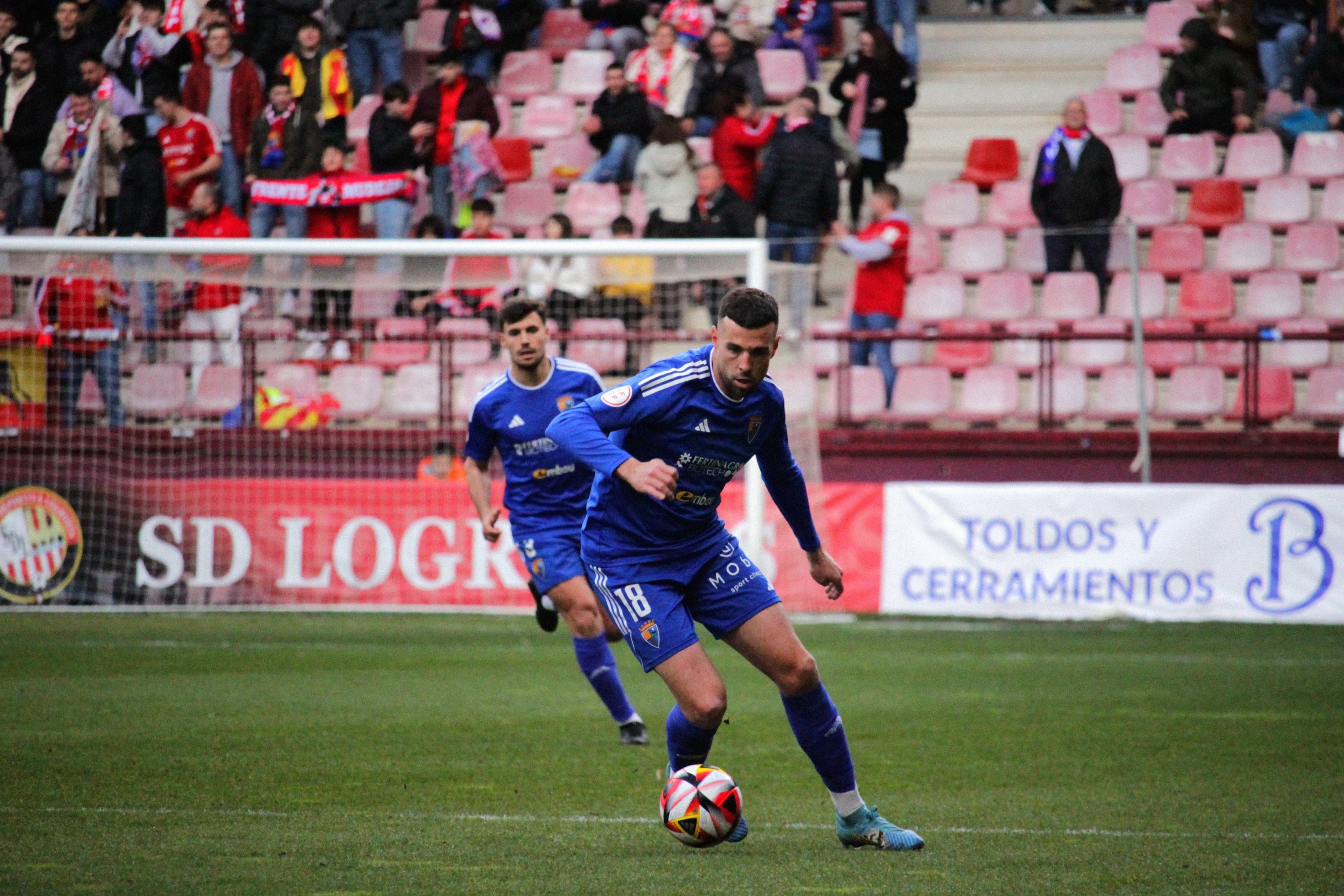 Toni Gabarre conduce el balón en una acción de la primera mitad / CD Teruel