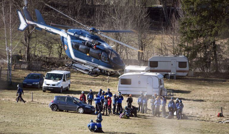 NOG01 SEYNE LES ALPES (FRANCIA) 27/03/2015.- Un helicóptero de la Policía francesa aterriza en Seyne les Alpes (Francia) hoy, viernes 27 de marzo de 2015. El copiloto de Germanwings que estrelló el día 24 presuntamente de forma voluntaria el Airbus A320 que cubría la ruta Barcelona-Düsseldorf en los Alpes franceses estuvo seis meses bajo tratamiento psiquiátrico antes de completar su formación, afirma hoy el diario alemán &quot;Bild&quot;. EFE/Daniel Naupold