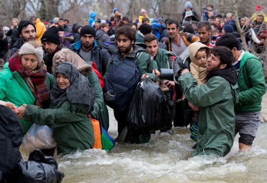 FOTOGALERÍA | Agónica huida de Grecia a Macedonia por un río