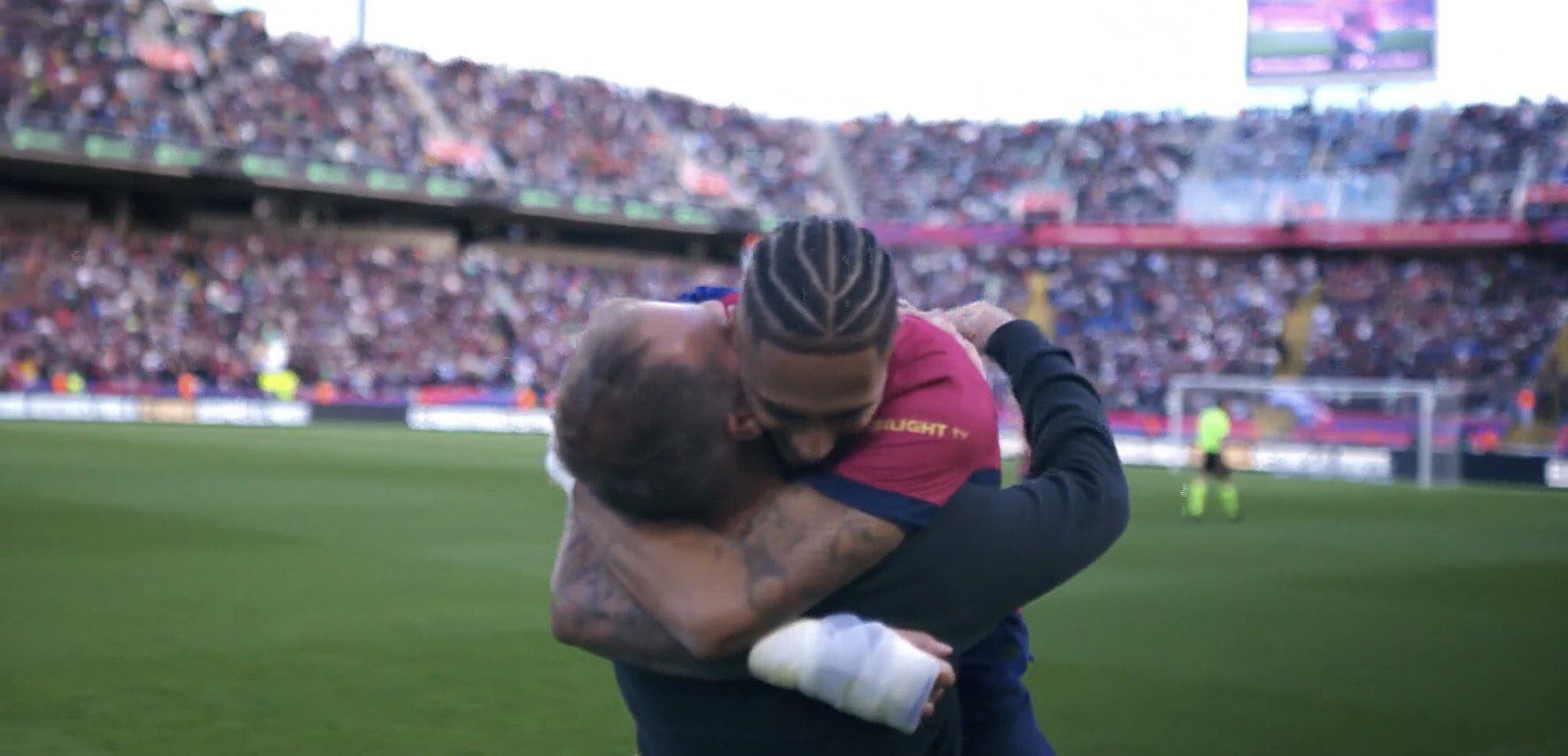 Flick se abraza con Raphinha tras la victoria del Barça en Montjuic
