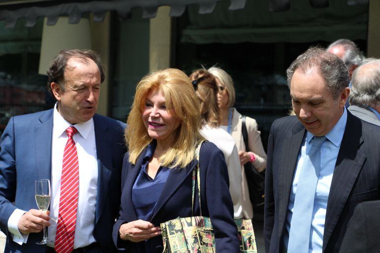 El secretari tècnic de l'Empresa Familiar Andorrana (EFA), Joan Tomàs, Carmen Cervera, baronessa Thyssen, i el president de l'EFA, Francesc Mora.