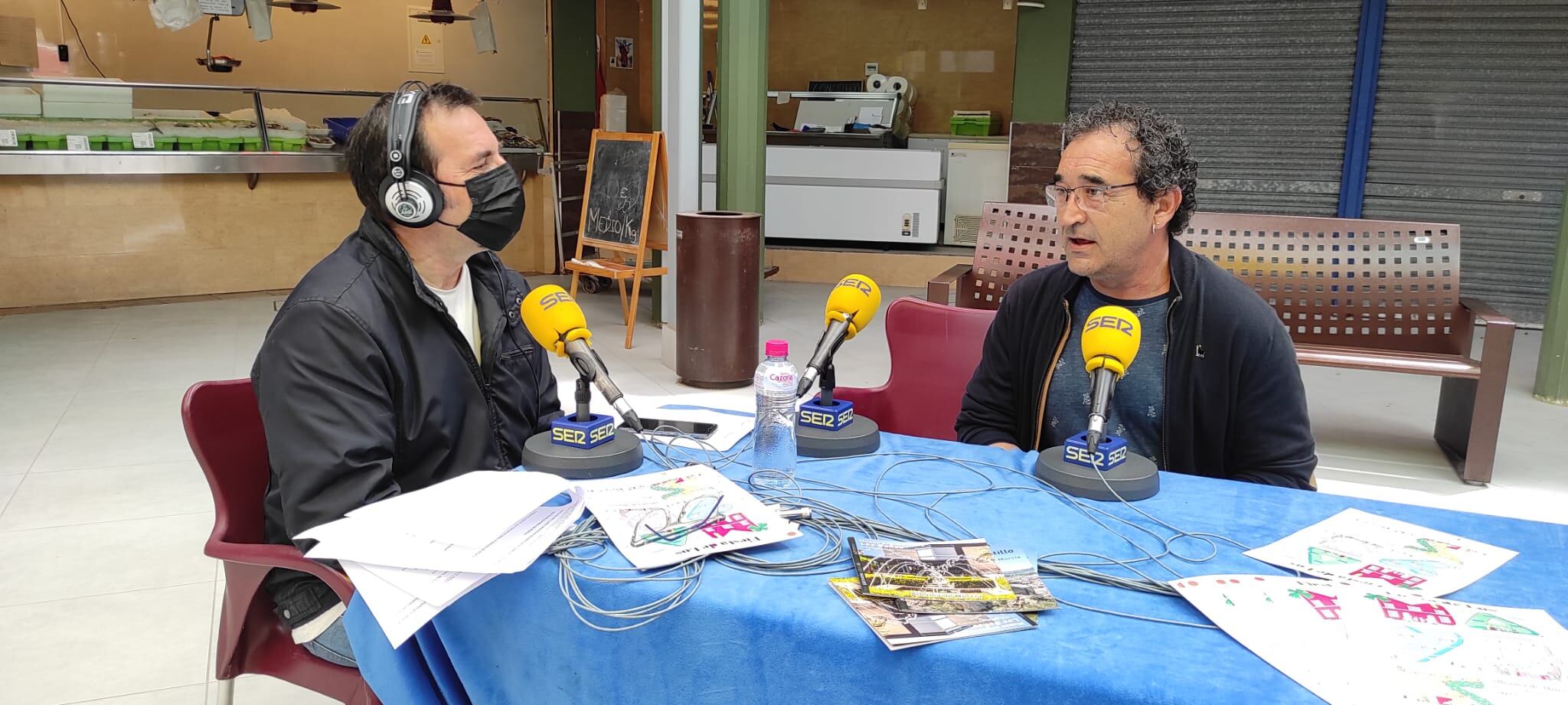Miguel Meroño, periodista de Radio Lorca y Fernando Torres, miembro de una de las peñas que monta mayos