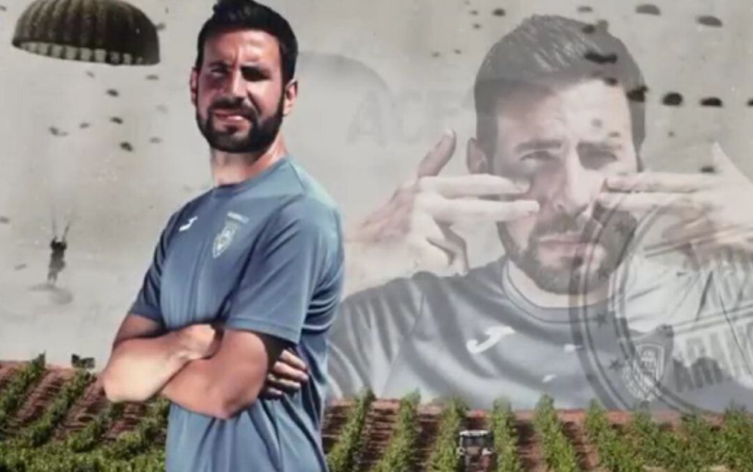 El entrenador de la Arandina, Álex Izquierdo, en una de las imágenes creativas diseñadas para la actual campaña de socios del club