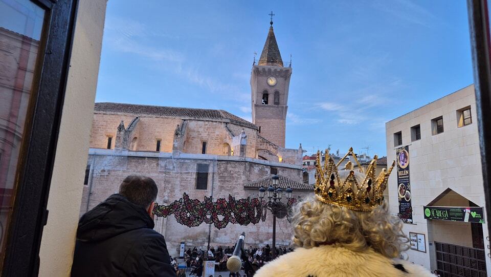 Los Reyes se dirigen a los niños en la Plaza