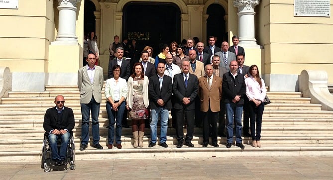 La corporación municipal del ayuntamiento de Málaga guarda un minuto de silencio por la muerte de Adolfo Suárez