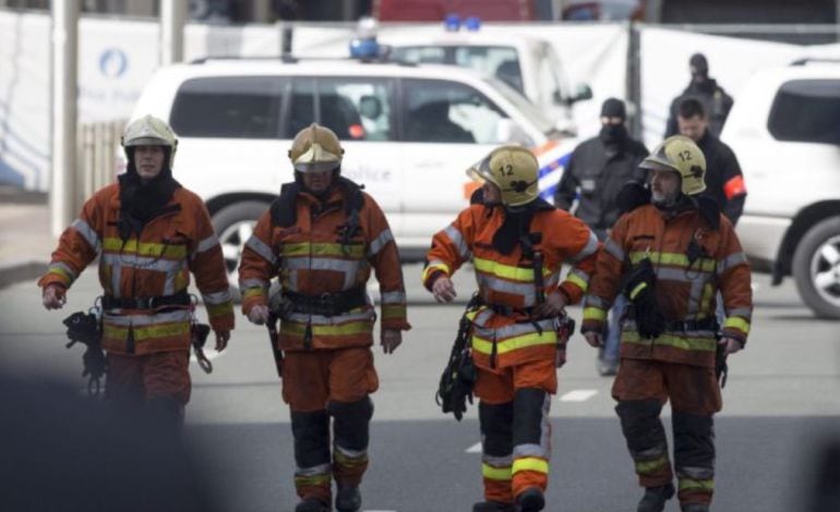 Servicios de emergencia en la estación de metro de Malbeek, en Bruselas.