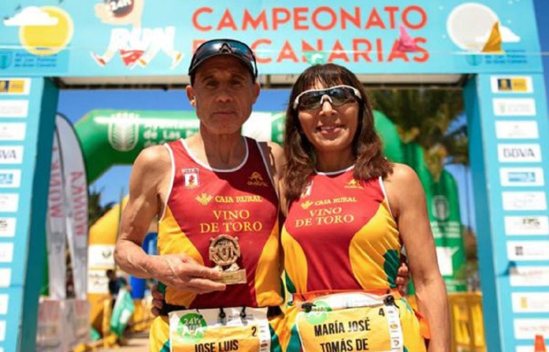 José Luis y María José en el podium tras una prueba en Canarias