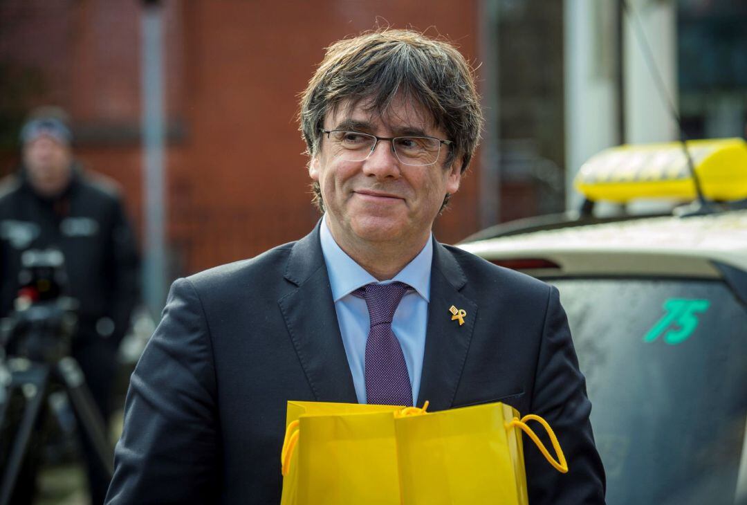 El expresidente de la Generalitat Carles Puigdemont sonríe a su llegada a la prisión de Neumünster (Alemania)