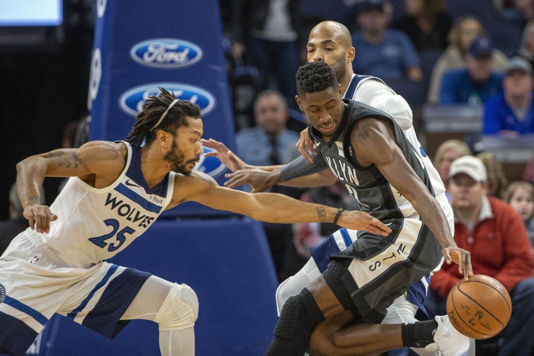 Caris LeVert y Derrick Rose.