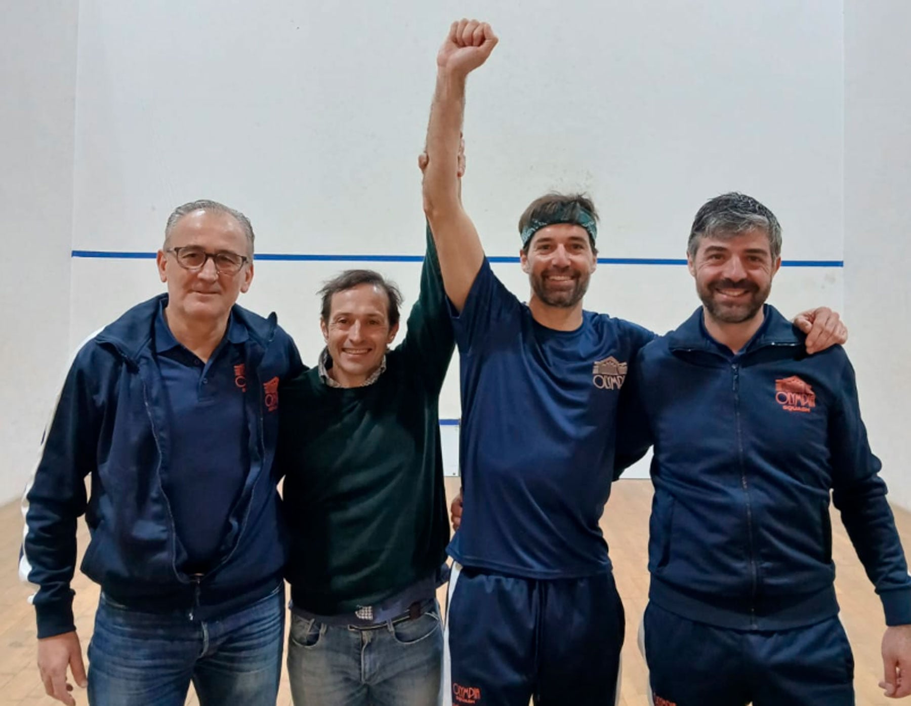 Juliio Latorre, en el centro de la imagen, levanta el brazo como ganador a Pablo de Grado